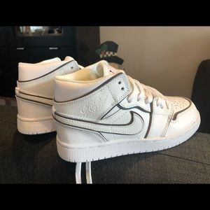 Nike Air Jordan 1 Mid SE Iridescent Womens Size 6